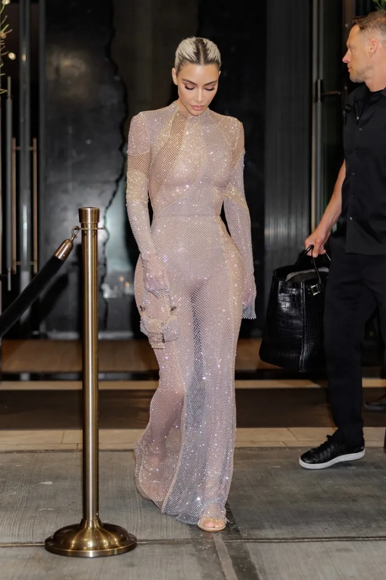 Kim Kardashian na New York Fashion Weeku opet otkriva više nego što pokriva: Pokazala stražnjicu iz druge dimenzije