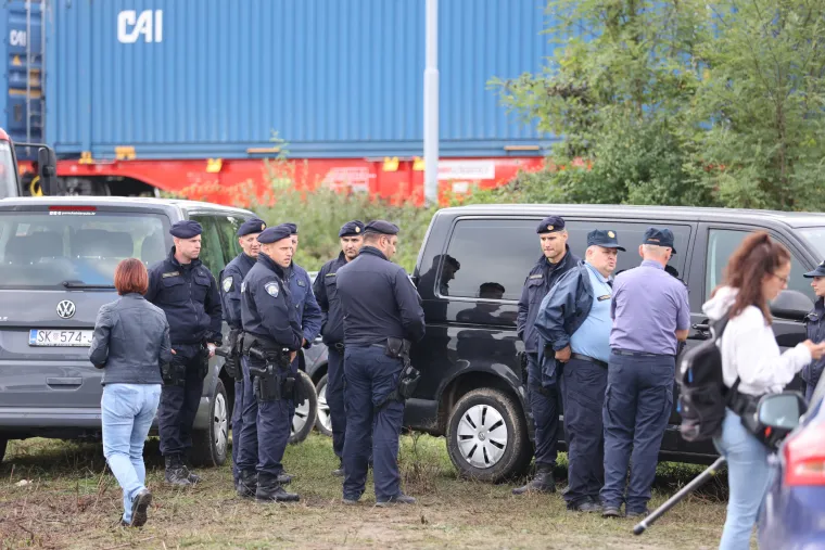 Pogledajte današnje slike s mjesta nesreće gdje traje očevid. U njoj je poginulo dijete te dva radnika HŽ-a