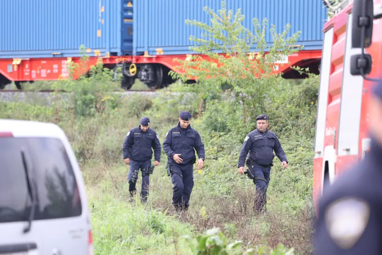 Pogledajte današnje slike s mjesta nesreće gdje traje očevid. U njoj je poginulo dijete te dva radnika HŽ-a