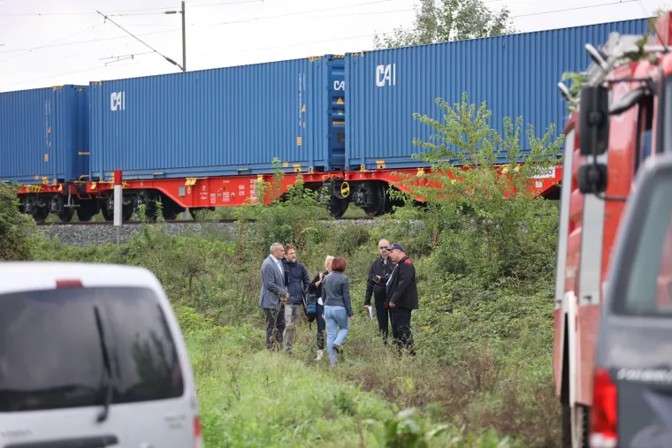 Pogledajte današnje slike s mjesta nesreće gdje traje očevid. U njoj je poginulo dijete te dva radnika HŽ-a