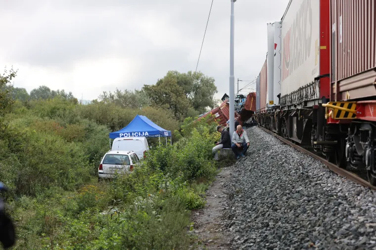 Pogledajte dana&scaron;nje slike s mjesta nesreće gdje traje očevid. U njoj je poginulo dijete te dva radnika HŽ-a
