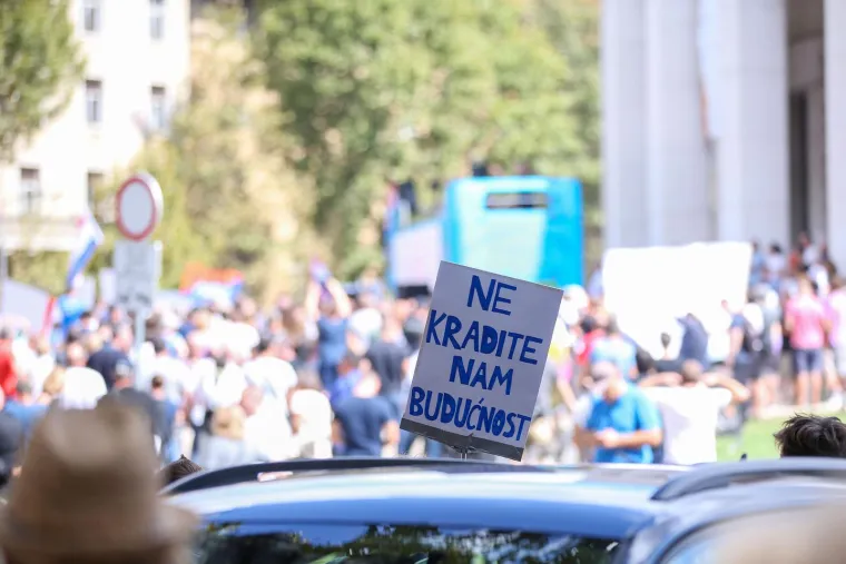 Protiv Plenkovića, eura, inflacije, genderizma: Pogledajte kakve su sve transparente nosili prosvjednici ispred HDZ-a