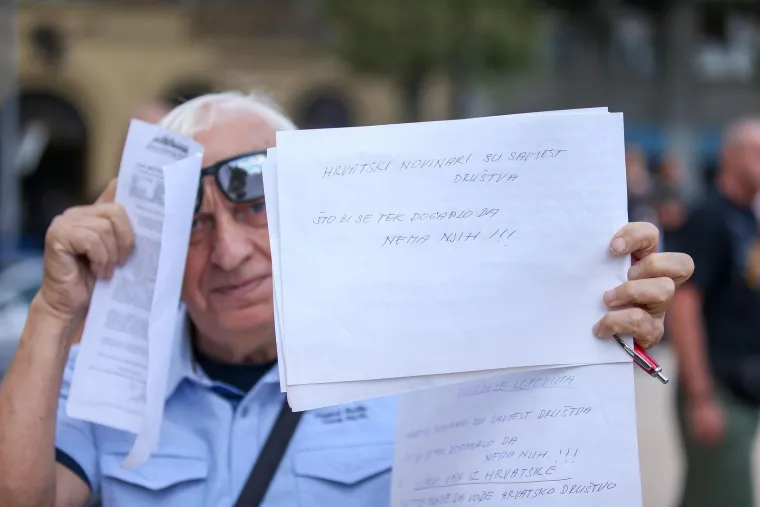 Protiv Plenkovića, eura, inflacije, genderizma: Pogledajte kakve su sve transparente nosili prosvjednici ispred HDZ-a