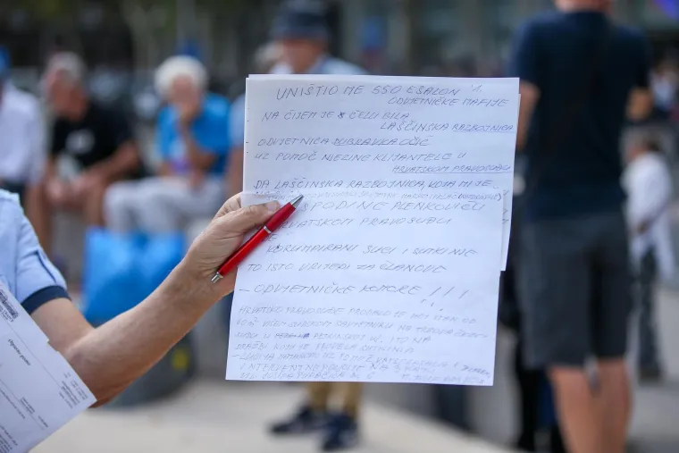 Protiv Plenkovića, eura, inflacije, genderizma: Pogledajte kakve su sve transparente nosili prosvjednici ispred HDZ-a
