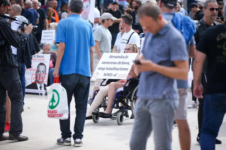 Protiv Plenkovića, eura, inflacije, genderizma: Pogledajte kakve su sve transparente nosili prosvjednici ispred HDZ-a