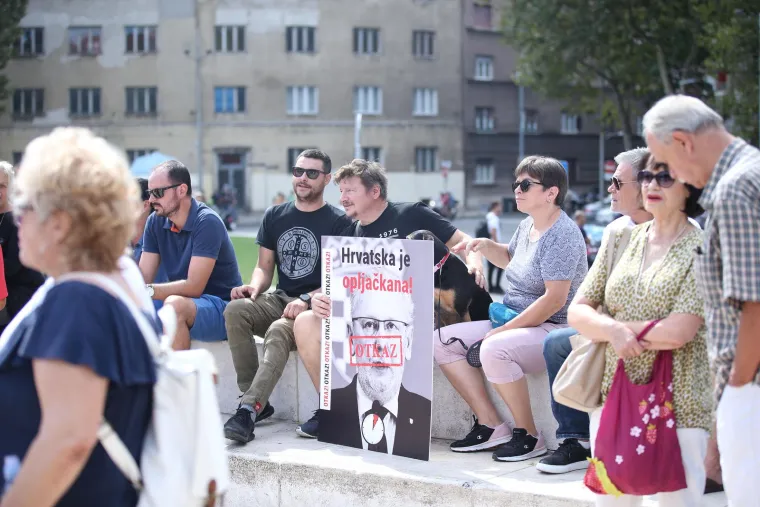 Protiv Plenkovića, eura, inflacije, genderizma: Pogledajte kakve su sve transparente nosili prosvjednici ispred HDZ-a