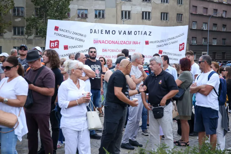 Protiv Plenkovića, eura, inflacije, genderizma: Pogledajte kakve su sve transparente nosili prosvjednici ispred HDZ-a
