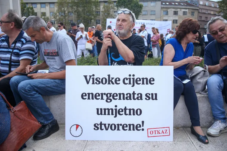 Protiv Plenkovića, eura, inflacije, genderizma: Pogledajte kakve su sve transparente nosili prosvjednici ispred HDZ-a
