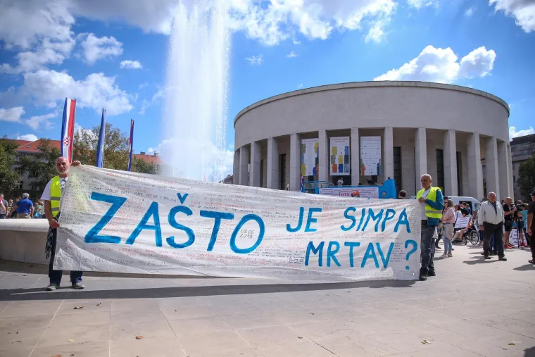 Protiv Plenkovića, eura, inflacije, genderizma: Pogledajte kakve su sve transparente nosili prosvjednici ispred HDZ-a