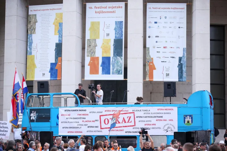 Protiv Plenkovića, eura, inflacije, genderizma: Pogledajte kakve su sve transparente nosili prosvjednici ispred HDZ-a