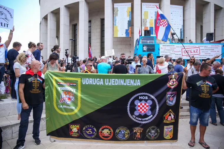 Protiv Plenkovića, eura, inflacije, genderizma: Pogledajte kakve su sve transparente nosili prosvjednici ispred HDZ-a