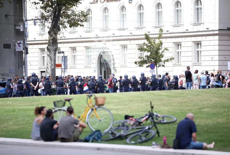 Protiv Plenkovića, eura, inflacije, genderizma: Pogledajte kakve su sve transparente nosili prosvjednici ispred HDZ-a