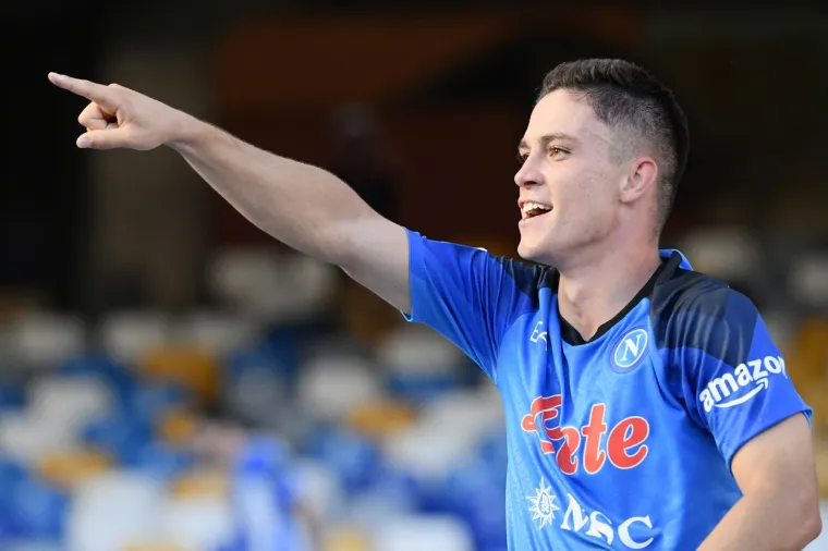 Mladi 22-godi&scaron;nji napadač spasio Napoli u 89., tribina sa žestokim ultrasima umalo se sru&scaron;ila od erupcije odu&scaron;evljenja