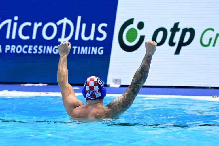 Pogledajte spektakularno slavlje vaterpolista nakon finala: Miljenik navijača podigao Hajdukovu zastavu