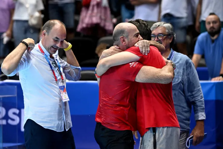 Pogledajte spektakularno slavlje vaterpolista nakon finala: Miljenik navijača podigao Hajdukovu zastavu