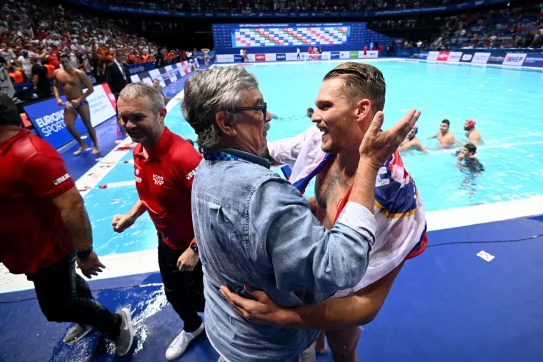 Pogledajte spektakularno slavlje vaterpolista nakon finala: Miljenik navijača podigao Hajdukovu zastavu