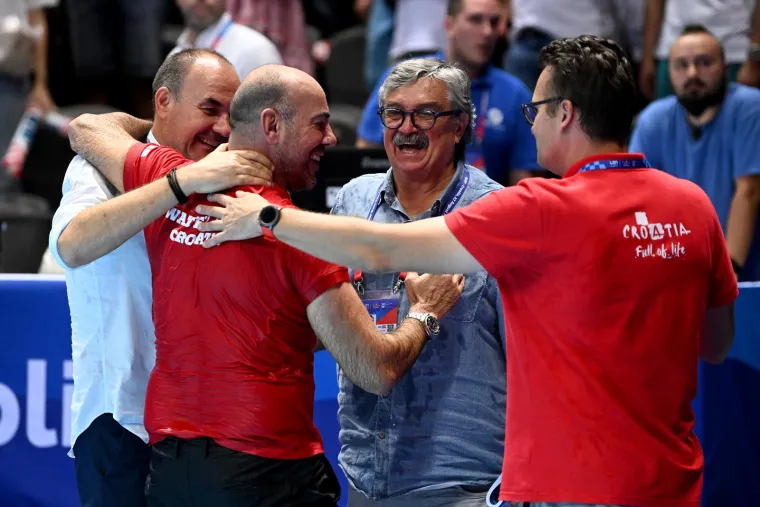 Pogledajte spektakularno slavlje vaterpolista nakon finala: Miljenik navijača podigao Hajdukovu zastavu