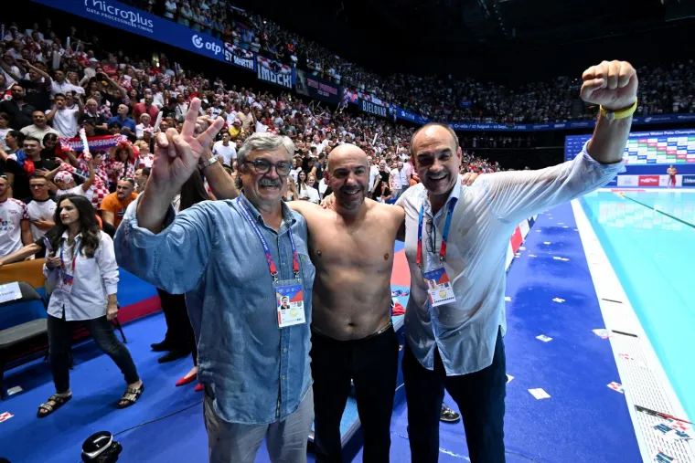 Pogledajte spektakularno slavlje vaterpolista nakon finala: Miljenik navijača podigao Hajdukovu zastavu