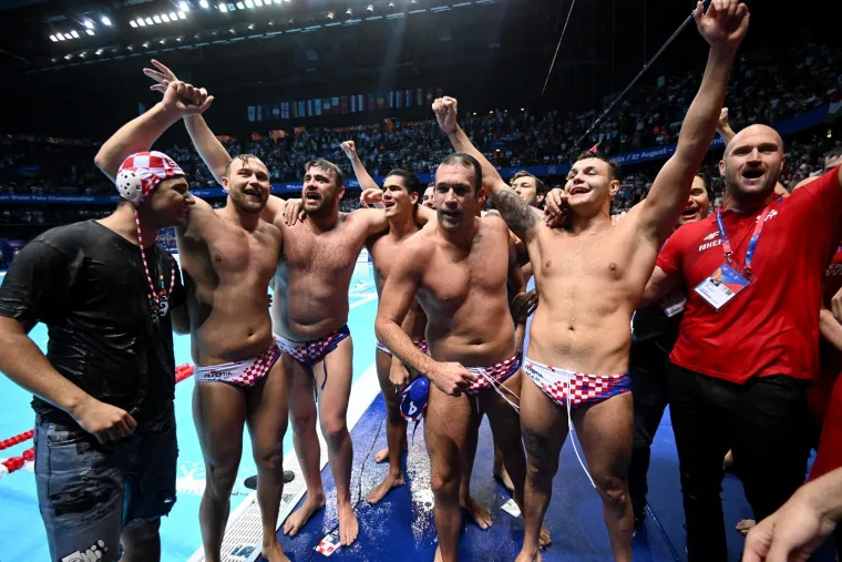 Pogledajte spektakularno slavlje vaterpolista nakon finala: Miljenik navijača podigao Hajdukovu zastavu