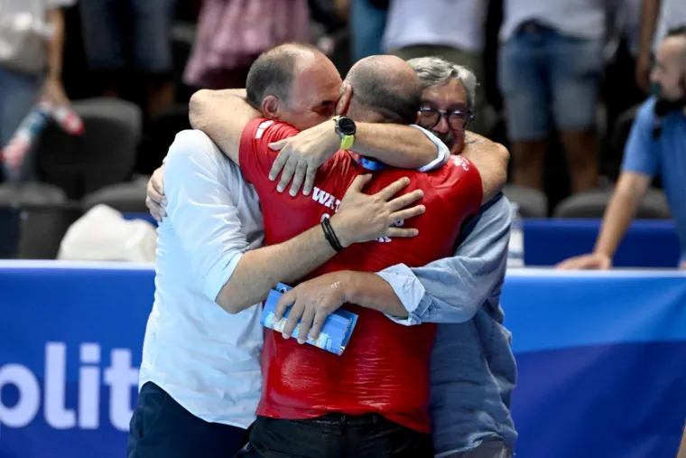 Pogledajte spektakularno slavlje vaterpolista nakon finala: Miljenik navijača podigao Hajdukovu zastavu