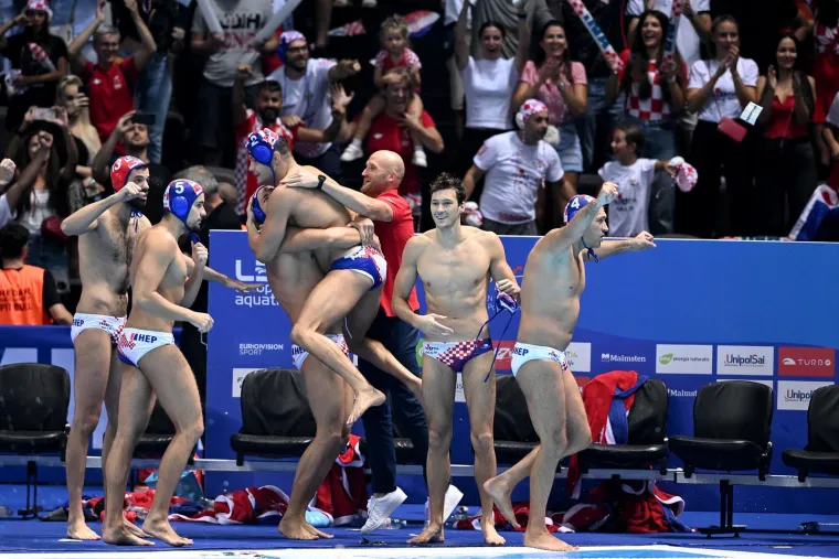 Pogledajte spektakularno slavlje vaterpolista nakon finala: Miljenik navijača podigao Hajdukovu zastavu