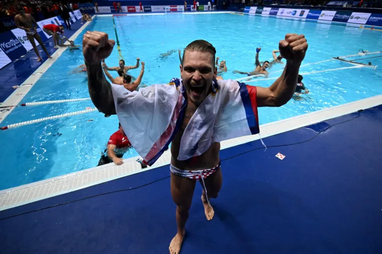 Pogledajte spektakularno slavlje vaterpolista nakon finala: Miljenik navijača podigao Hajdukovu zastavu