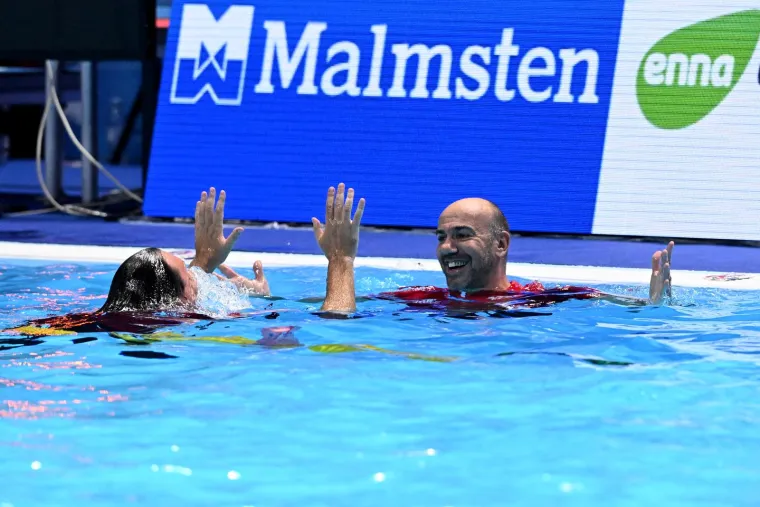 Pogledajte spektakularno slavlje vaterpolista nakon finala: Miljenik navijača podigao Hajdukovu zastavu