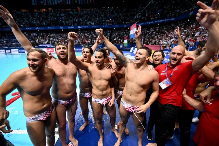 Pogledajte spektakularno slavlje vaterpolista nakon finala: Miljenik navijača podigao Hajdukovu zastavu