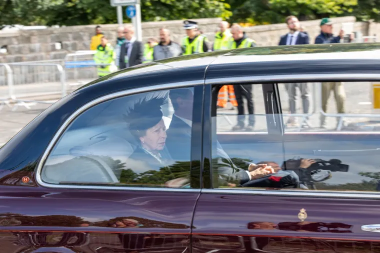 Tisuće ljudi uz cestu: Lijes s tijelom kraljice Elizabete II. krenuo je na posljednje putovanje iz Balmorala