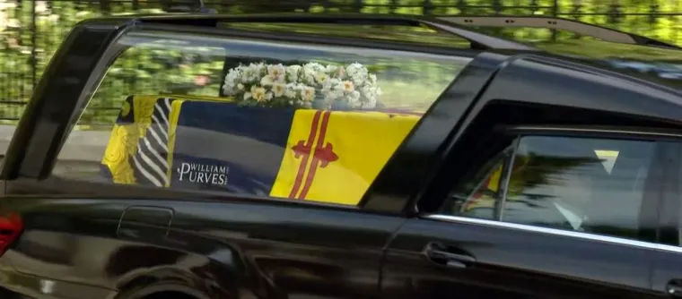 Tisuće ljudi uz cestu: Lijes s tijelom kraljice Elizabete II. krenuo je na posljednje putovanje iz Balmorala