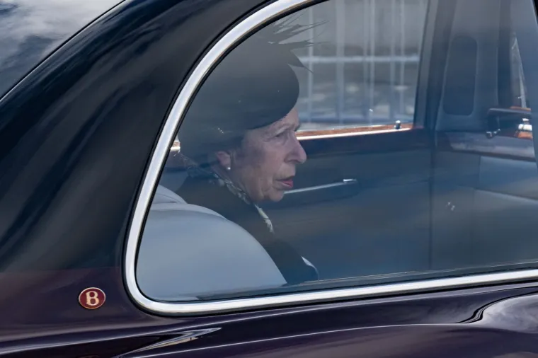 Tisuće ljudi uz cestu: Lijes s tijelom kraljice Elizabete II. krenuo je na posljednje putovanje iz Balmorala