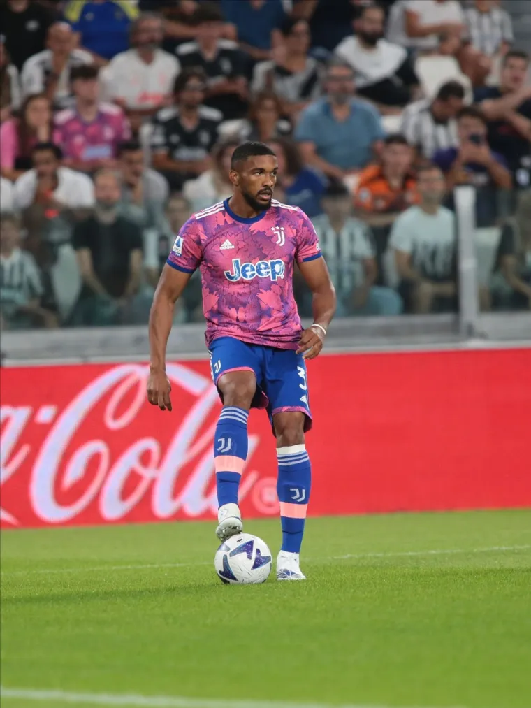 'Stara dama' bila na koljenima, pa se spasila u 93.: Nevjerojatna utakmica s dva poni&scaron;tena gola, tri crvena i devet žutih