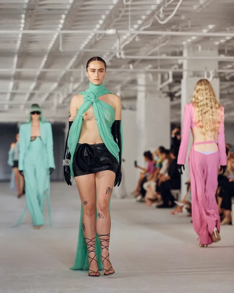 Pokćerka američke potpredsjednice golih grudi pro&scaron;etala pistom, svi bruje o njezinu nastupu na njujor&scaron;kom tjednu mode