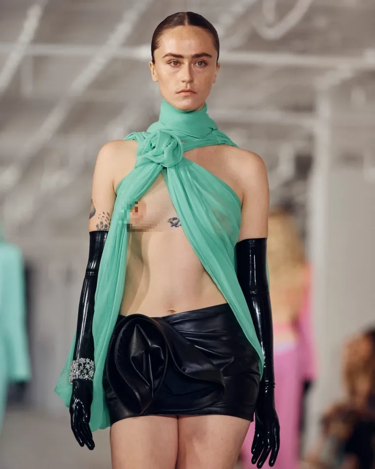 Pokćerka američke potpredsjednice golih grudi pro&scaron;etala pistom, svi bruje o njezinu nastupu na njujor&scaron;kom tjednu mode