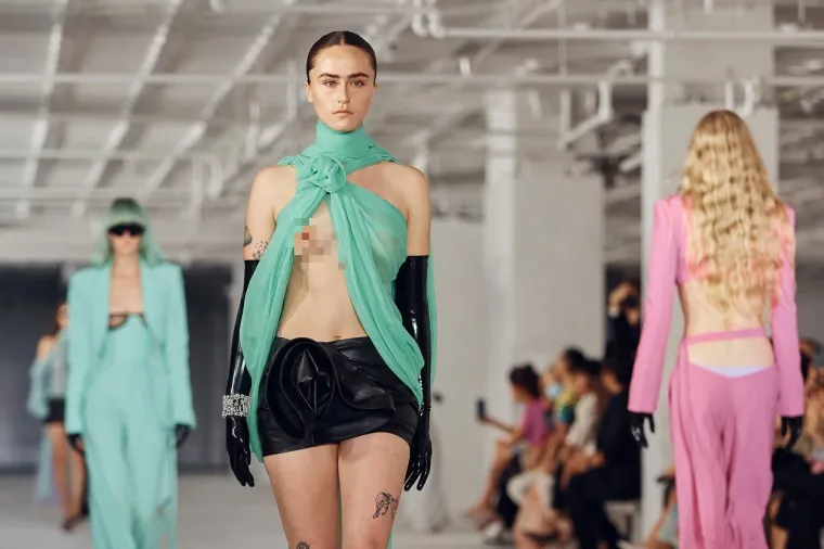 Pokćerka američke potpredsjednice golih grudi pro&scaron;etala pistom, svi bruje o njezinu nastupu na njujor&scaron;kom tjednu mode