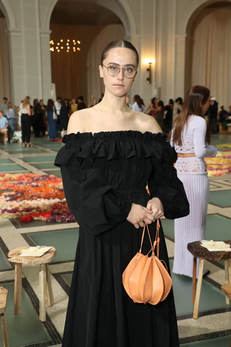 Pokćerka američke potpredsjednice golih grudi pro&scaron;etala pistom, svi bruje o njezinu nastupu na njujor&scaron;kom tjednu mode