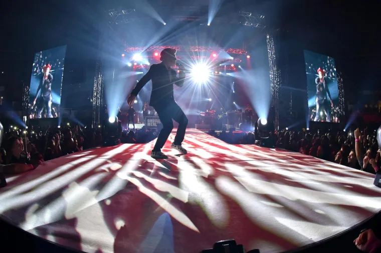 Godine 1986. objavili su album “Teško meni s tobom, a još teže bez tebe”. Ova godina je bila iznimno uspješna za bend, a njihove pjesme “Nek’ padaju ćuskije” i “Lažu me” su postale veliki hitovi. Uslijedili su albumi “Merlin”, “Nešto lijepo treba da se desi” i “Peta strana svijeta”, koji je ujedno bio i njihov zadnji album. Početkom rata u Bosni i Hercegovini poginuli su tadašnji članovi benda Mustafa Nurak-Bug i Aleksandar Aćimović, a Edin je nekoliko godina poslije počeo nastupati pod imenom Dino Merlin.