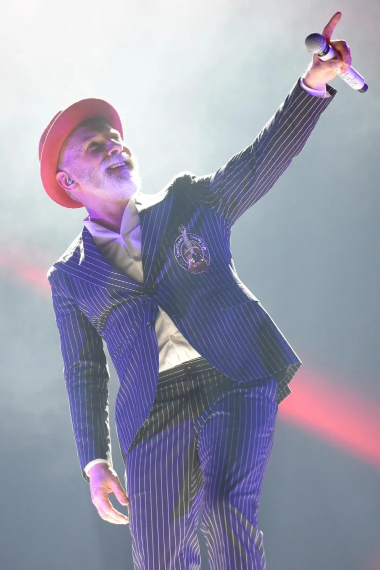 Iako je nizao uspjeh za uspjehom, malo kome je poznato to da je Dino Merlin svojevremeno bio i na psihijatrijskom liječenju u Njemačkoj, gdje je i napisao pjesmu &quot;Ja potpuno trijezan umirem&quot;.

