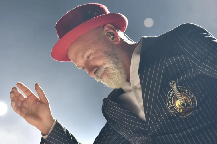 Dino i Amela, zajedno sa svojom djecom, Hamzom i Naidom, zapravo žive dosta povučeno te ne dijele previše svojih intimnih trenutaka s javnosti. Mogli bismo reći da je Dino jedno na pozornici, a nešto sasvim drugo u privatnom životu. &quot;Sad kad sam i sâm roditelj, u potpunosti razumijem majčin strah. Majčina ljubav, kažu, guši ono što grli. Tako i moja mati od te šume ljubavi nije vidjela stablo puno plodova namijenjeno baš meni&quot;, izjavio je jednom prilikom Dino. 