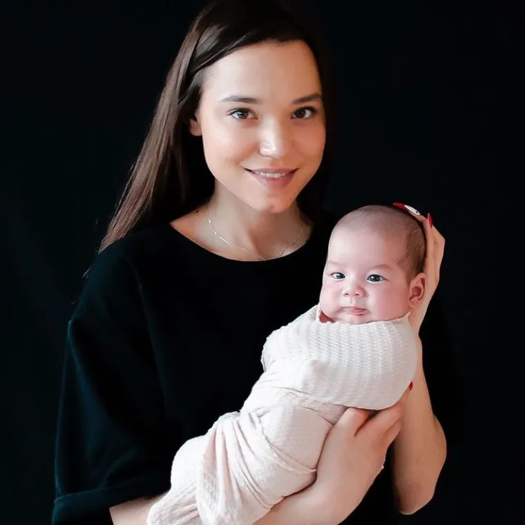 Nakon prvog spoja stvari su se brzo razvijale. Christina je sa sobom povela i svoju kćer Viku te se preselila u Batumi. Rekla je da, unatoč činjenici da je Galip bio puno stariji od nje, nije imao primjedbi na veliku obitelj, iako je već imao vlastitu odraslu djecu. Par se također složio da želi što više djece, no brzo su shvatili da njezina reproduktivna sposobnost nije dovoljna da udovolji njihovim željama. Stoga su se odlučili na surogatstvo, što košta oko 8000 eura (60.480 kuna) po trudnoći.  Dodatan razlog bio je taj da su zahvaljujući surogatstvu sve bebe uglavnom jednako stare. 