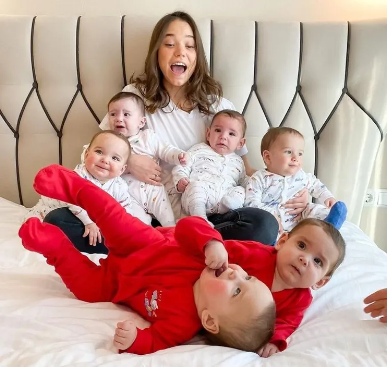 Christina kaže za Brightside da su ona i suprug podijelili obaveze. On brine o poslu, a ona o djeci. S djecom redovito idu u &scaron;etnje, igraju dru&scaron;tvene igre i gledaju filmove. Vikende su rezervirali za kvalitetno obiteljsko vrijeme i bez obzira na dan, paze na zajedničko jelo.