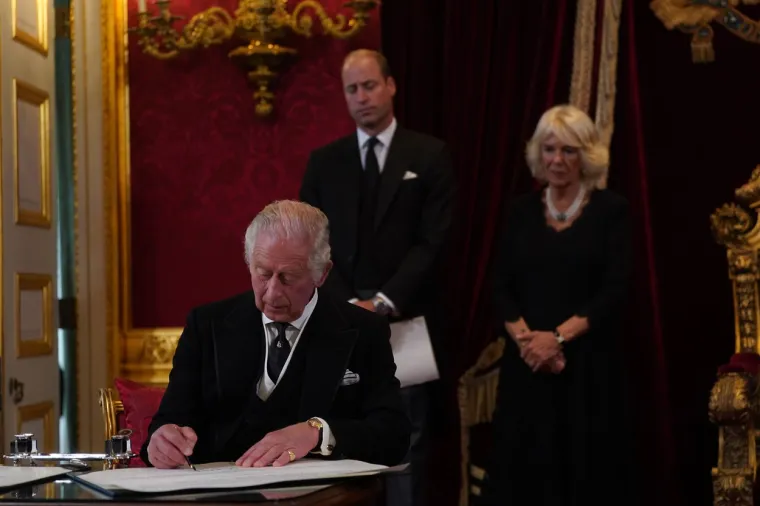Charles III. ima neke bizarne zahtjeve: Sluge mu peglaju pidžamu i vezice za cipele, a jedan nesretnik mu svako jutro istišće kaladont na četkicu