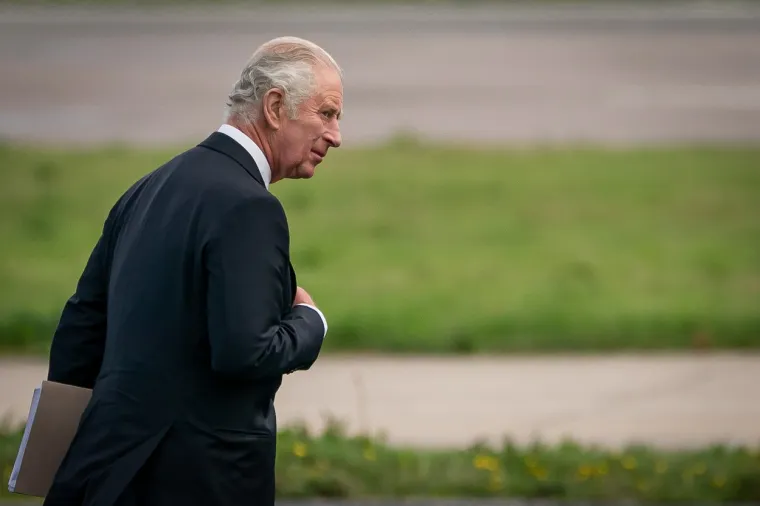 Mnogi su se složili kako je stol definitivno bio &quot;premalen&quot; za takvu ceremoniju potpisivanja, no bilo je i onih koji tvrde kako ovakvo ponašanje ne dolikuje jednom kralju. 