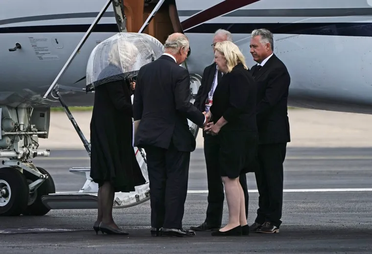 Ipak, set nalivpera koji je smetao novoizabranom kralju nije jedina stvar koja mu je smetala. Paul Burrell, bivši batler Charlesa i princeze Diane, jednom je prilikom iznio neke detalje iz privatnog života kralja.