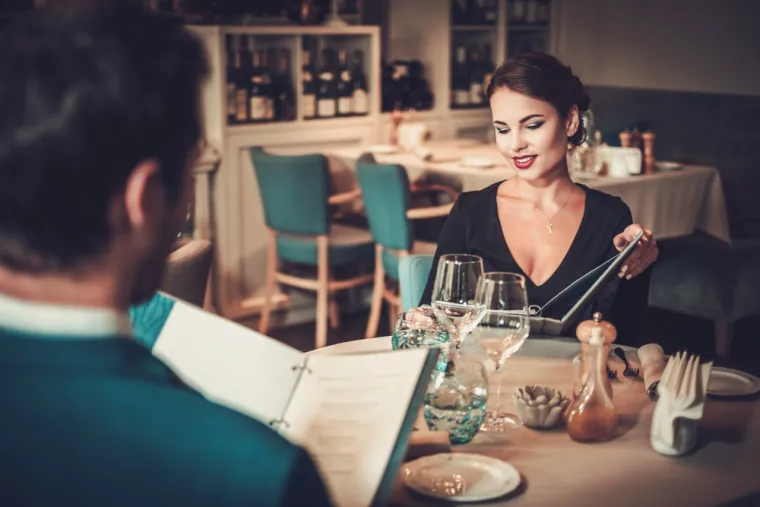 8. Moja biv&scaron;a? Bila je okej...:
Mu&scaron;karac vam nikada neće otvoreno priznati kakav je bio u prethodnoj vezi. Nikad vam neće reći koliko je ljubavnica imao do sada i za&scaron;to je prekinuo prija&scaron;nju vezu. Radije će &scaron;utjeti ili čak lagati.
