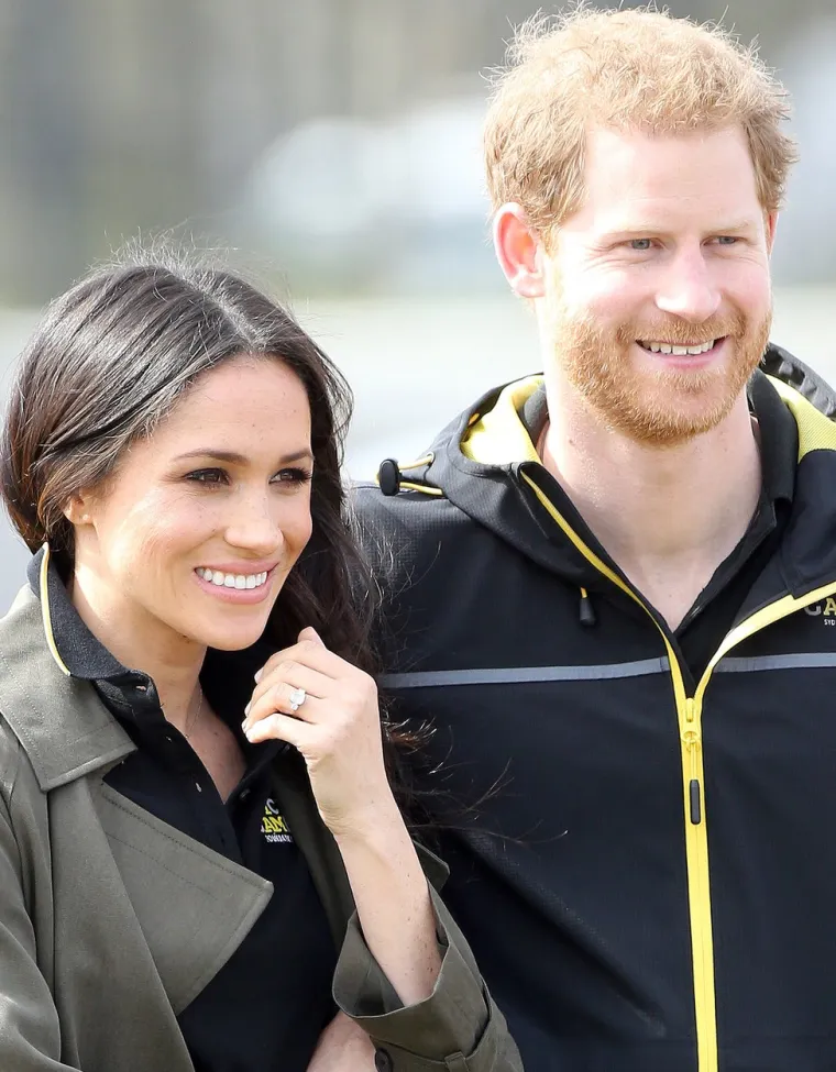 Njihova veza od samih je početaka bila pod velikim povećalom javnosti, a interes medija za britanskim princem i američkom glumicom nije jenjavao pa je posve jasno zašto su ju isprva neko vrijeme tajili. Par se zaručio 27. studenog 2018. godine, a tu su vijest obznanili slavljeničkim fotografijama i velikim službenim intervjuom. Već sljedeće godine par se vjenčao na ceremoniji na kojoj su se kao gosti pojavili brojni slavni gosti poput Davida i Victorije Beckham, Operah Winfrey, Georgea i Amal Clooney i drugih.
