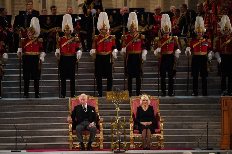 &quot;Bože čuvaj kralja&quot;, uglas su kazali okupljeni na ceremoniji. Charles III. potpisao je zakletvu ispred Vijeća. &quot;Moja majka je pokazala primjerom kako treba vladati s ljubavlju i nesebičnošću&quot;, rekao je Charles III. 
