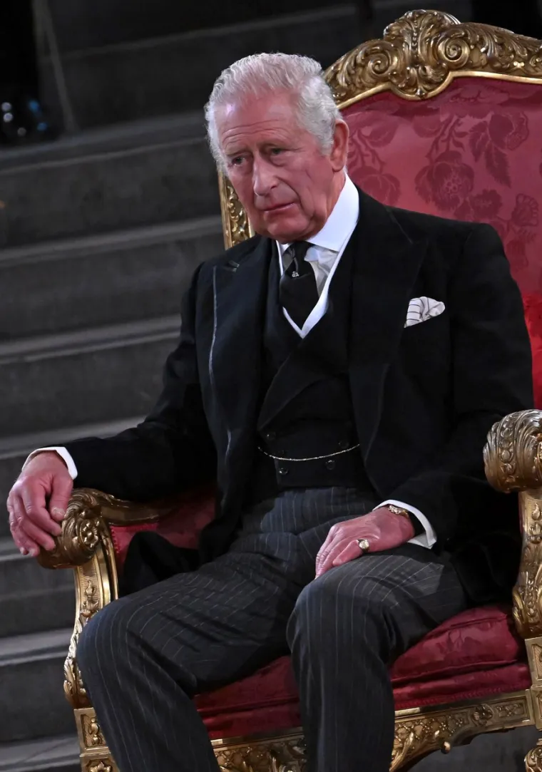 Kralj Charles III. i Camilla prvi put na prijestolju: Zanimljivo, njezino je za centimetar niže
