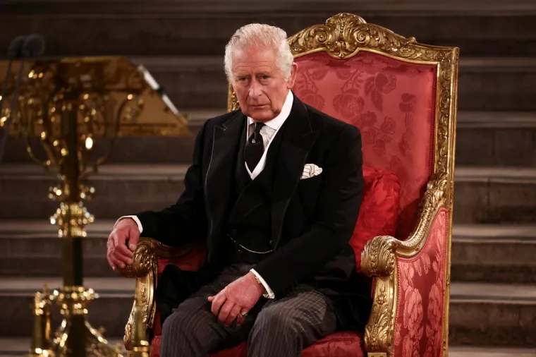 Kralj Charles III. i Camilla prvi put na prijestolju: Zanimljivo, njezino je za centimetar niže