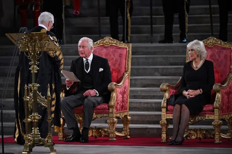 Kralj Charles III. i Camilla prvi put na prijestolju: Zanimljivo, njezino je za centimetar niže